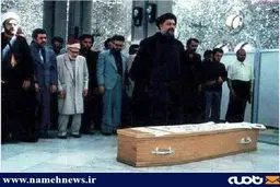 اقامه نماز بر پیکر دکتر شریعتی توسط امام موسی صدر/ عکس