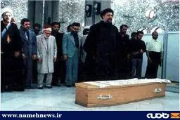 اقامه نماز بر پیکر دکتر شریعتی توسط امام موسی صدر/ عکس