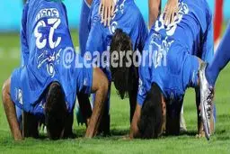 سجده شکر استقلالی ها بعد از ششمین گل در یازدهمین بازی در لیگ هفدهم/عکس