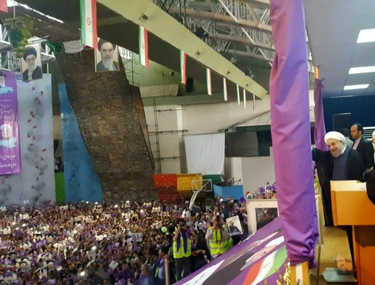 ورود روحانی به سالن انقلاب زنجان/عکس