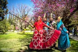 تصاویری از گردشگران نوروزی در باغ ارم شیراز