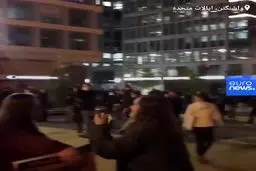 تماشای دسته‌جمعی نتایج شمارش آرای انتخابات آمریکا در خیابان‌های واشنگتن+فیلم