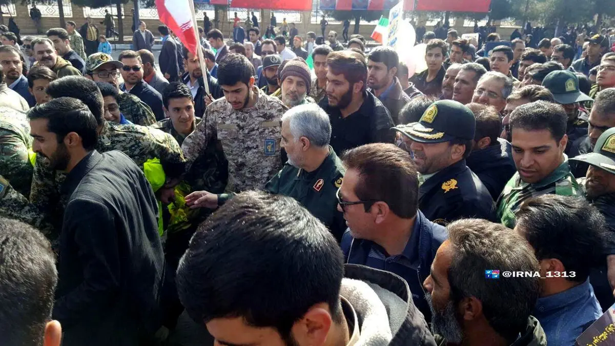 عکسی از حضور سردار سلیمانی در جمع راهپیمایان 22 بهمن