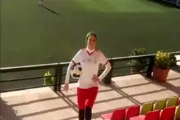 بهنوش طباطبایی با لباس مقدس تیم ملى در زمین فوتبال/عکس