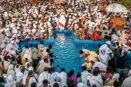 تصاویری دیدنی از کلیساهایی در قلب صخره ها