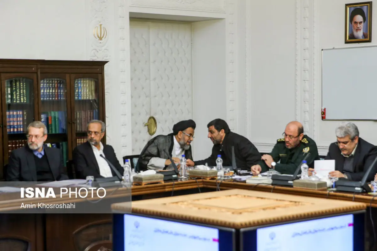 گفتگوی درگوشی وزیر اطلاعات و ضرغامی در حاشیه یک جلسه/عکس