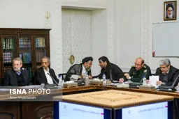 گفتگوی درگوشی وزیر اطلاعات و ضرغامی در حاشیه یک جلسه/عکس