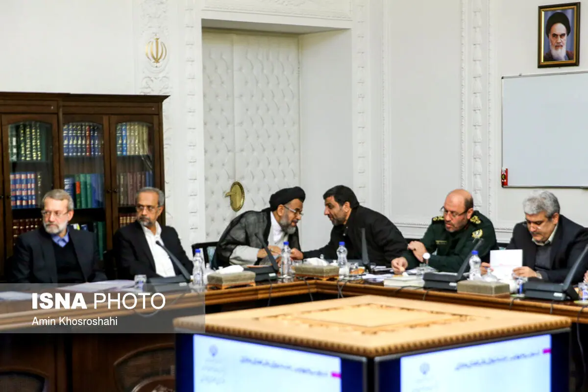 گفتگوی درگوشی وزیر اطلاعات و ضرغامی در حاشیه یک جلسه/عکس