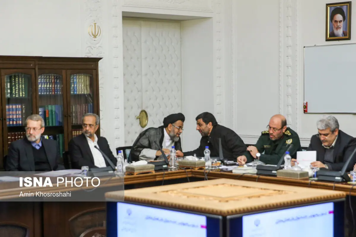 گفتگوی درگوشی وزیر اطلاعات و ضرغامی در حاشیه یک جلسه/عکس