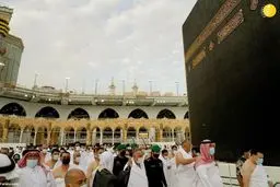 تصاویر دیده نشده از نخست وزیر عراق در حین اجرای مناسک حج