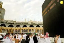 تصاویر دیده نشده از نخست وزیر عراق در حین اجرای مناسک حج