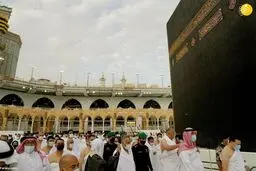 تصاویر دیده نشده از نخست وزیر عراق در حین اجرای مناسک حج