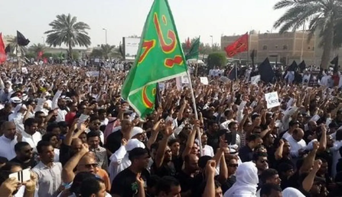 تصاویری از مراسم باشکوه تشییع شهدای قطیف/پرچم‌های «یاحسین» جای پرچم‌ آل سعود را گرفت