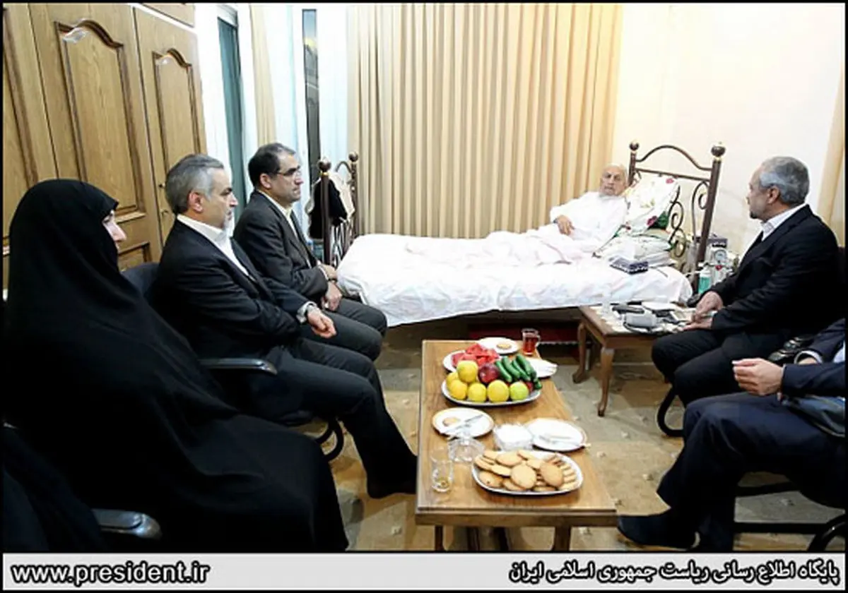 عیادت رئیس دفتر و برادر رئیس جمهور و وزیر بهداشت از آیت‌الله صانعی + عکس