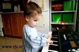 کودک سه ساله نابینا، نابغه موسیقی شد +عکس