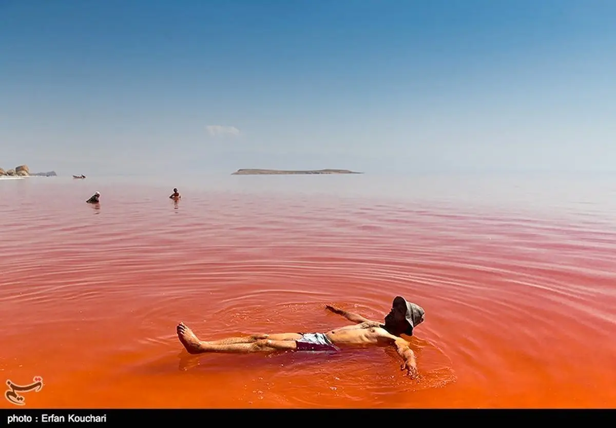 دریاچه ارومیه سرخ شد+تصاویر