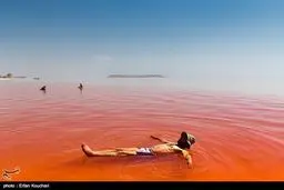 دریاچه ارومیه سرخ شد+تصاویر