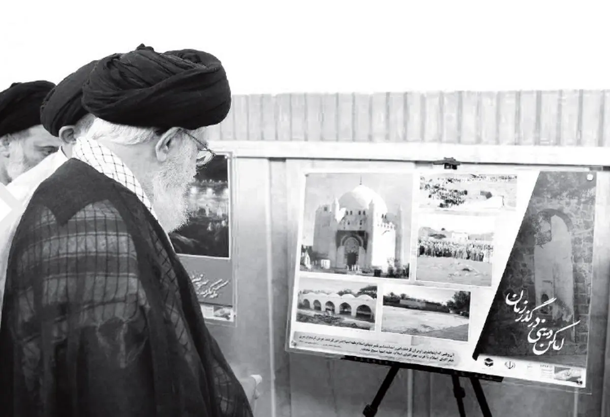 عکسی از رهبری در حال مشاهده بارگاه امام حسن مجتبی