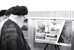 عکسی از رهبری در حال مشاهده بارگاه امام حسن مجتبی