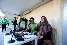 حضور مجری زن در ورزشگاه آزادی خبرساز شد!/عکس