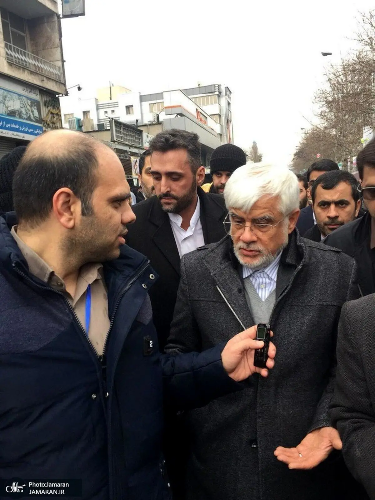 محمدرضا عارف در راهپیمایی 22 بهمن/ عکس
