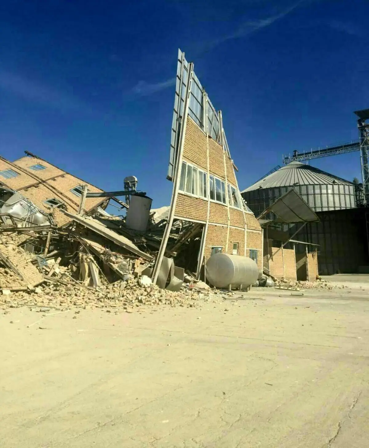 تخریب کارخانه آرد در شهرک صنعتی سرپل ذهاب/عکس