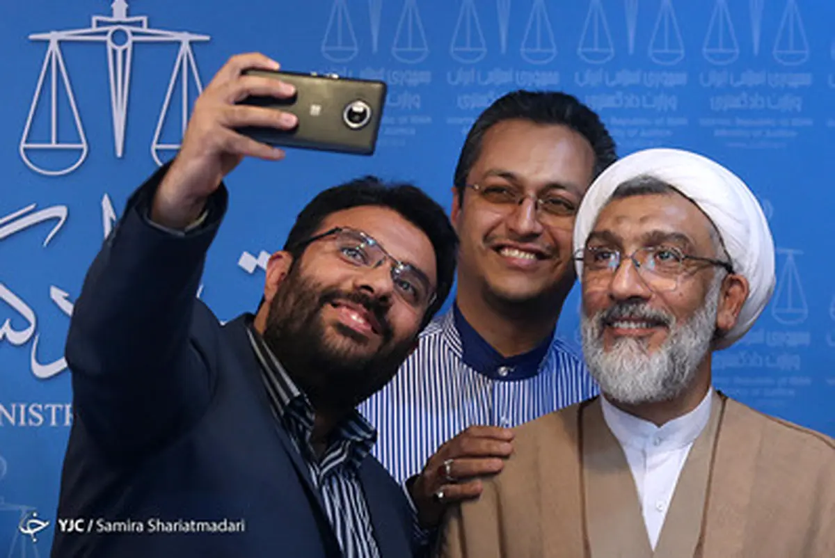 سلفی خبرنگاران با وزیر دادگستری/تصاویر