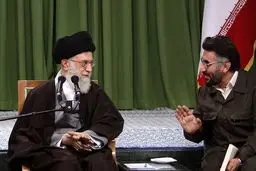 مرحوم سلحشور در کنار رهبری/ عکس