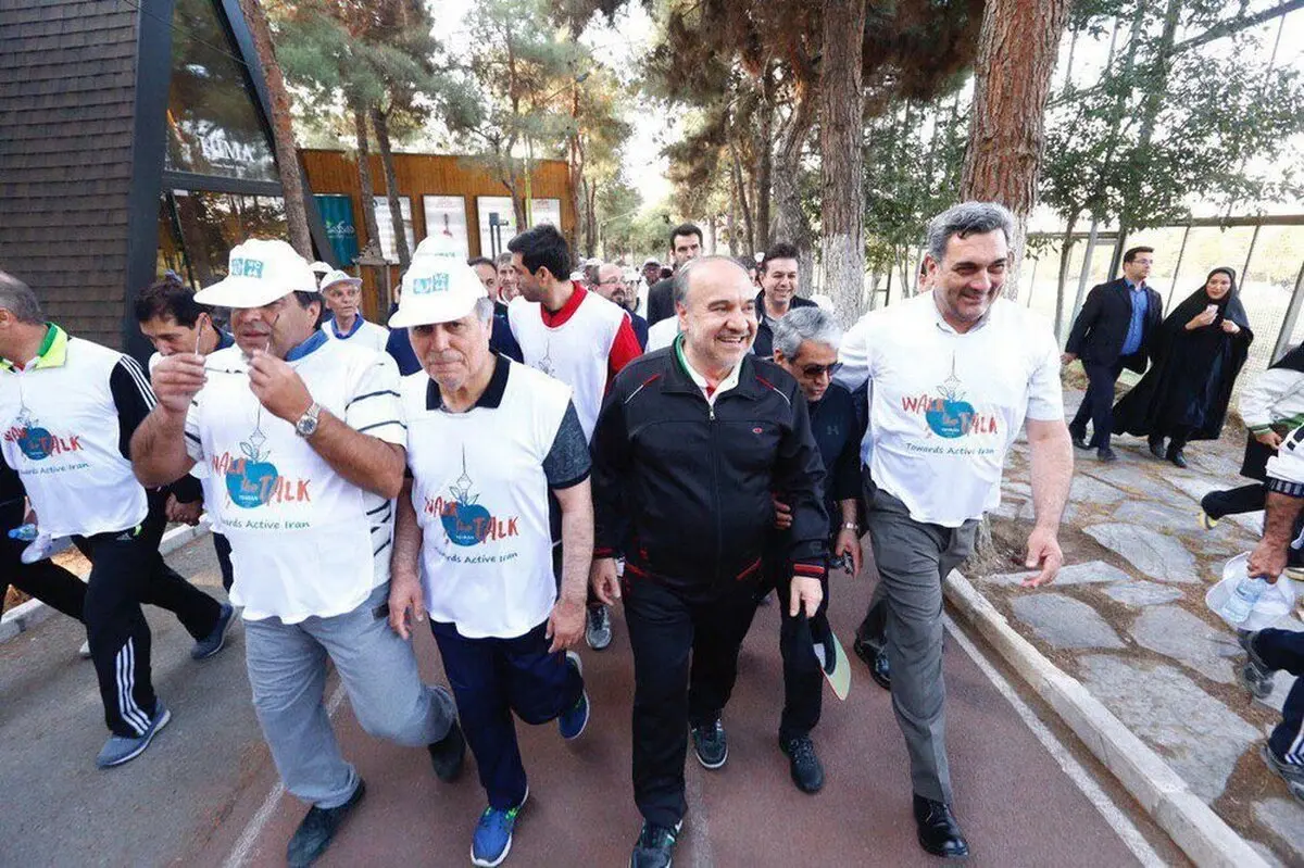عکس / شهردار و وزیر با لباس ورزشی در حال پیاده روی!