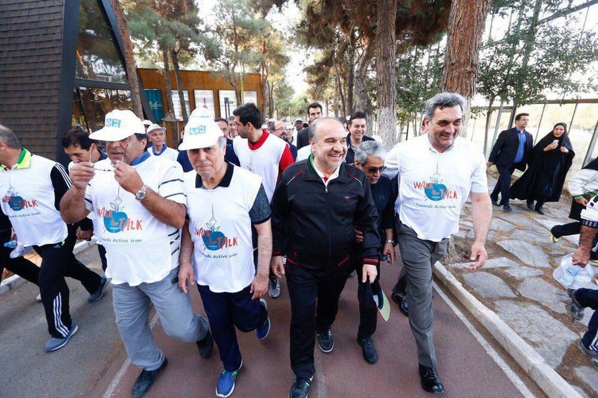 عکس / شهردار و وزیر با لباس ورزشی در حال پیاده روی!