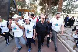 عکس / شهردار و وزیر با لباس ورزشی در حال پیاده روی!