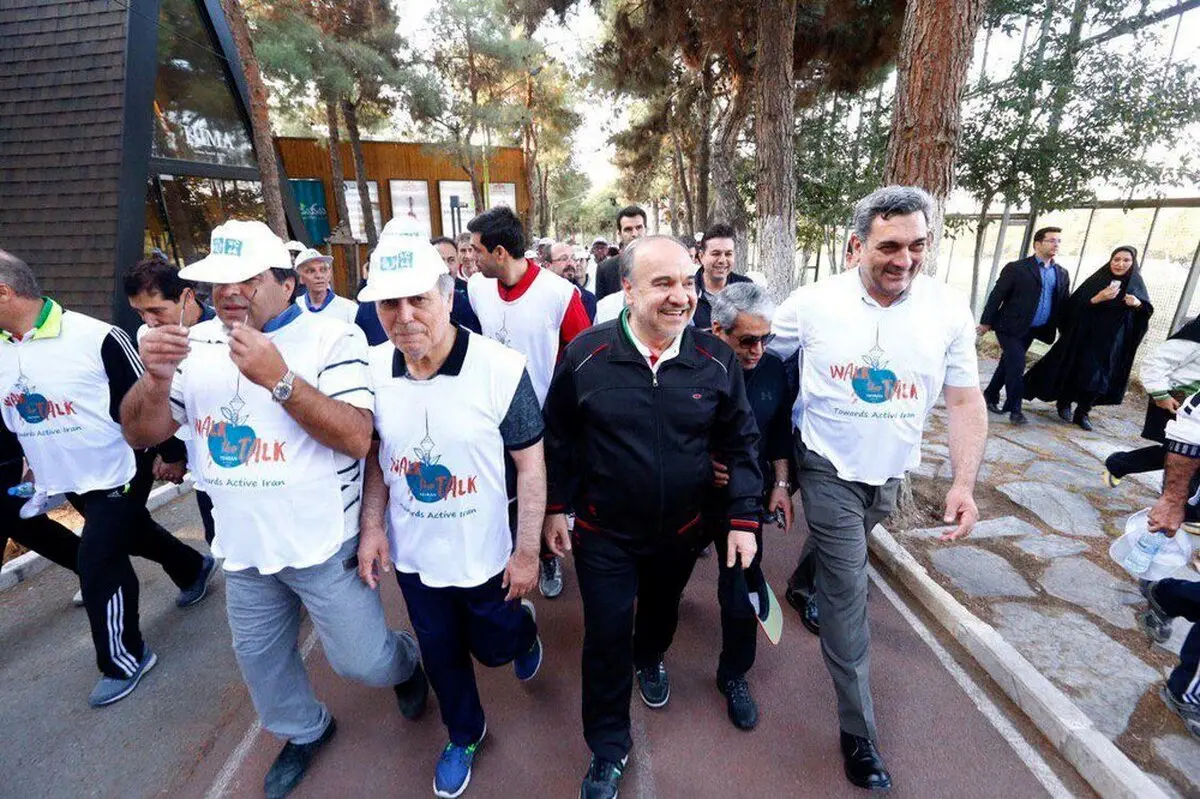 عکس / شهردار و وزیر با لباس ورزشی در حال پیاده روی!