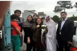 بهاره رهنما کنار عروس و داماد در خیابان/ عکس