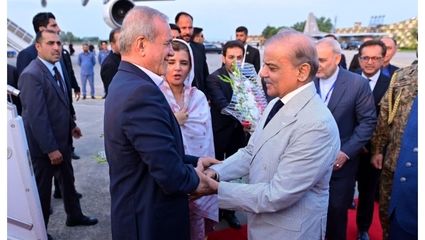 استقبال  رسمی از پزشکیان | ٢١ گلوله توپ شلیک شد