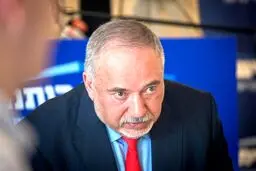 لیبرمن:ایران ابر قدرت هسته ای می شود