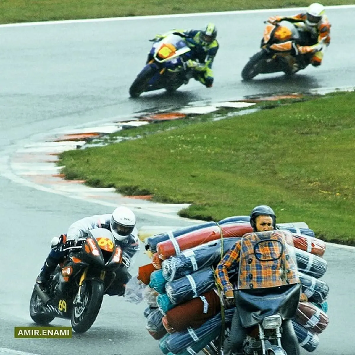 زمانی که قهرمانان پیست موتورسواری، باربری می‌کنند+عکس‌ها