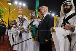 رقص شمشیر ترامپ و پادشاه عربستان/تصاویر