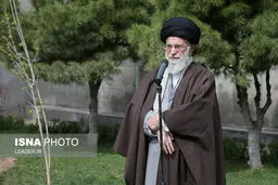کاشت نهال در روز درختکاری توسط مقام معظم رهبری/تصاویر