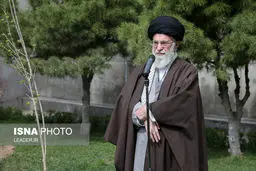 کاشت نهال در روز درختکاری توسط مقام معظم رهبری/تصاویر