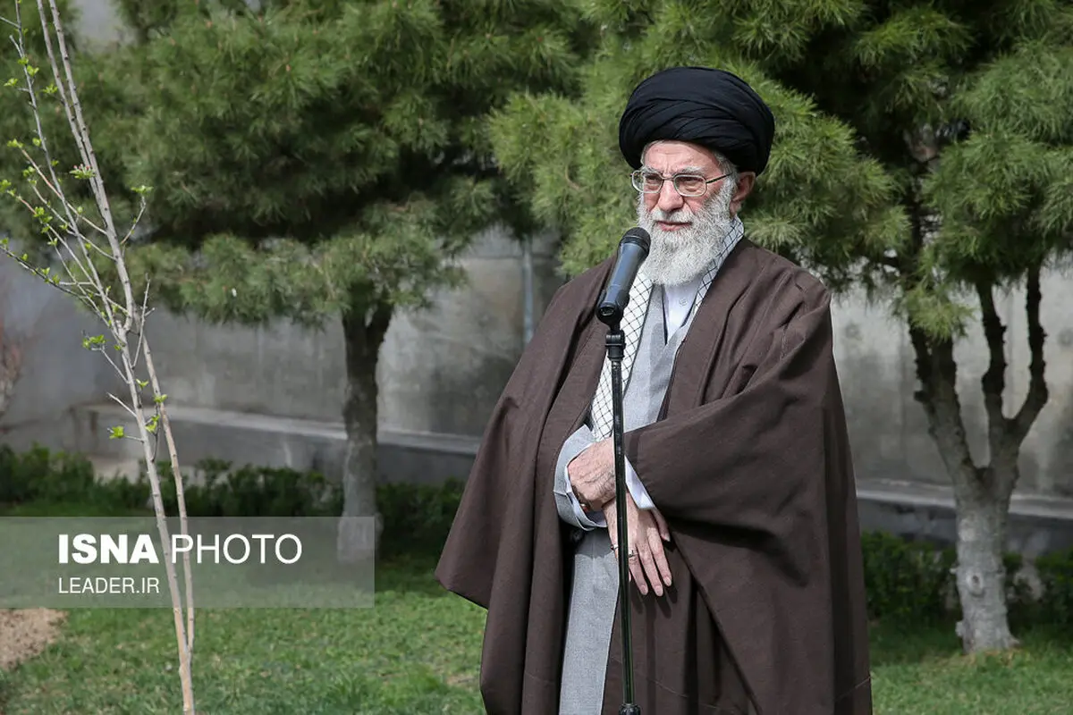 کاشت نهال در روز درختکاری توسط مقام معظم رهبری/تصاویر