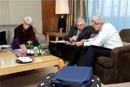 رایزنی‌های داخلی جان کری و تیم اش/عکس