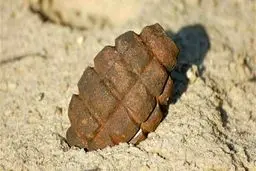 کشف نارنجک در حیاط یکی از مدارس مهران / عکس