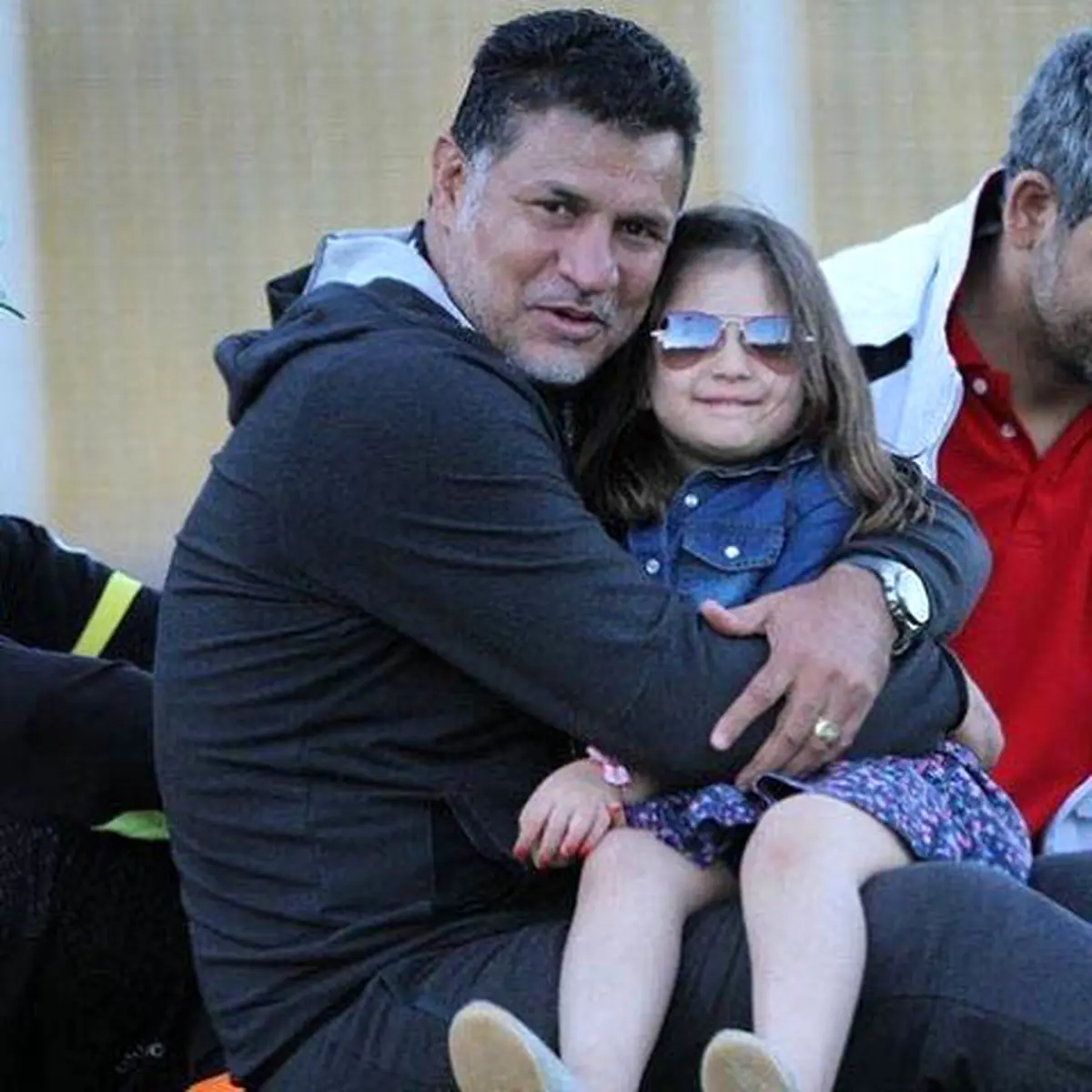 تصویر جالب دختر آقای گل جهان در آغوش پدرش/عکس