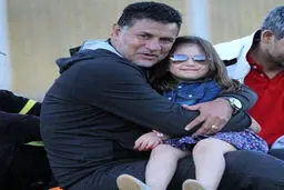 تصویر جالب دختر آقای گل جهان در آغوش پدرش/عکس