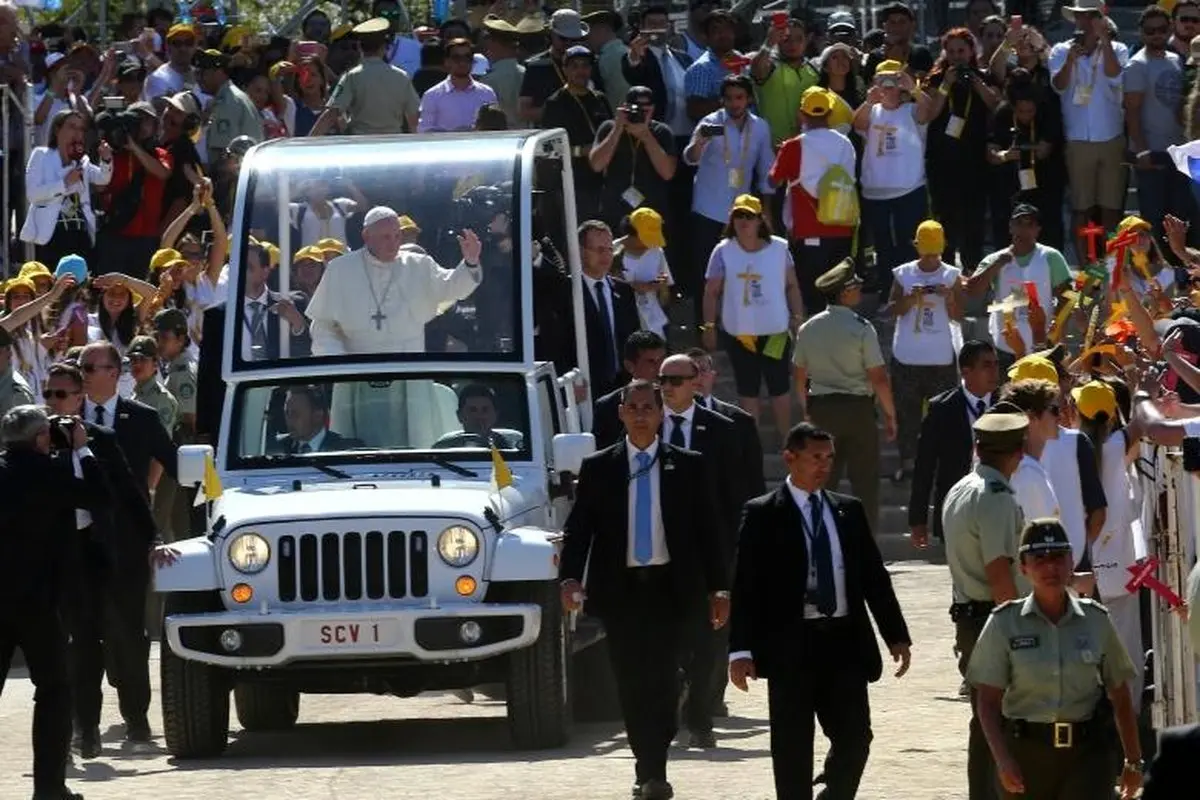 تصاویری از حواشی سفر پاپ فرانسیس به شیلی با ماشین مخصوص‌