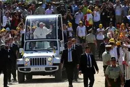 تصاویری از حواشی سفر پاپ فرانسیس به شیلی با ماشین مخصوص‌