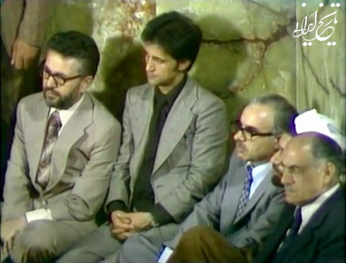 عکسی دیده‌نشده از ابراهیم یزدی در مراسم ترحیم شهید مطهری