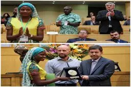 پوشش عجیب مهمان در مراسم بنیاد جهانی انرژی!/عکس