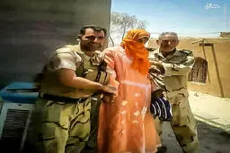 دستگیری یک داعشی با لباس زنانه/ عکس