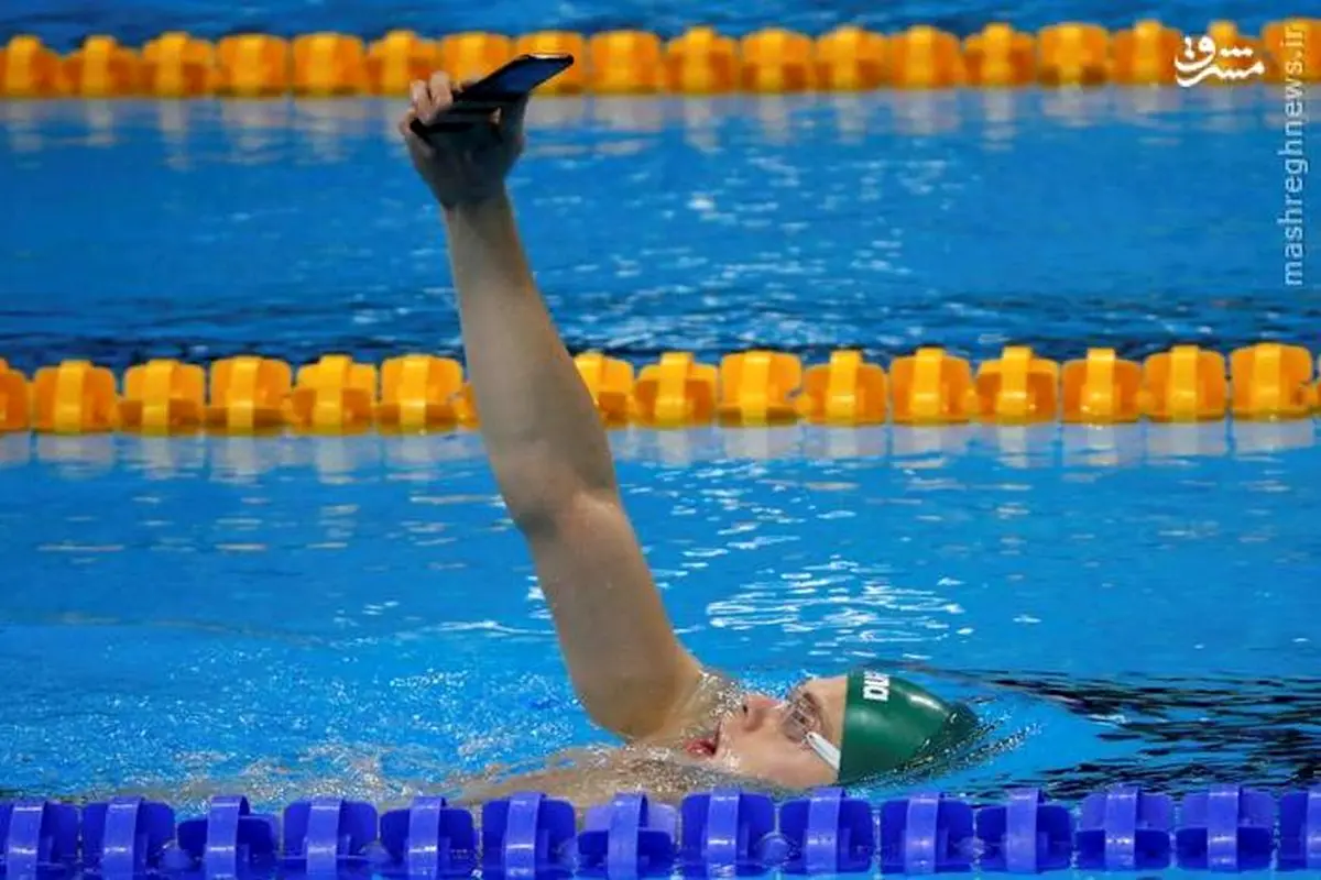سلفی متفاوت در استخر المپیک/ عکس